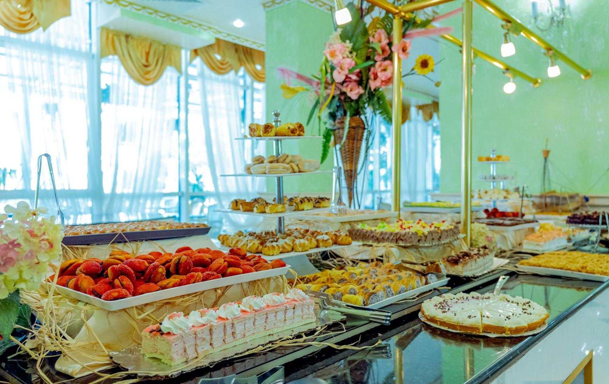 Planeta Hotel & Aquapark Free Beach Access Sluneční pobřeží Exteriér fotografie A dessert buffet